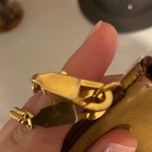 GUC Cartier wristlet in gold leather with gold-tone chain. - Picture 5 of 8